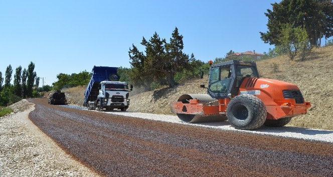 Korkuteli Yukarı Karaman yolu yenileniyor