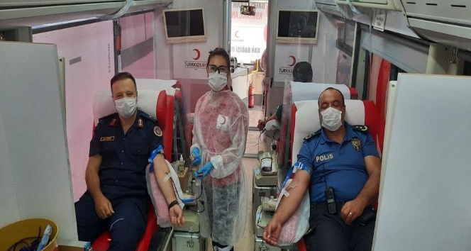 Serik’te polis ve jandarmadan kan bağışı