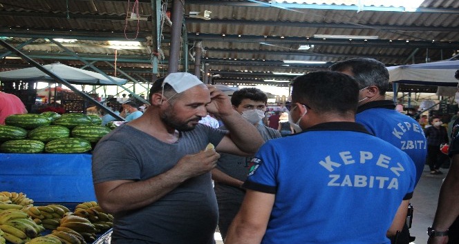 Maskeyi başına bone yaptı, zabıta uyarınca ” Senin için takayım” dedi