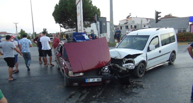 Araçlar kavşakta birbirine girdi: 1 yaralı