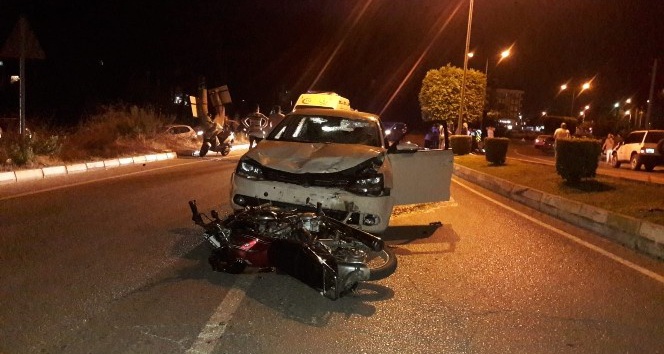 Alkollü sürücüyle kasksız motosikletli kavşakta çarpıştı: 3 yaralı