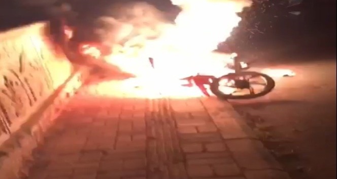 Antalya’da motosiklet alev alev yandı