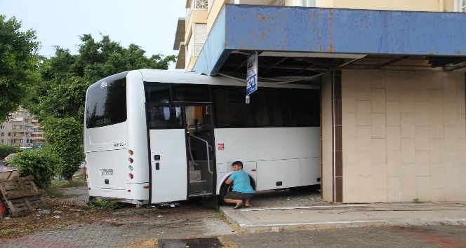 Boş dükkana giren otobüs bina sahiplerini ayağa kaldırdı