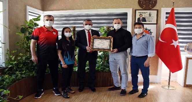 Dünya Şampiyonu Özdemir’den Başkan Topaloğlu’na destek teşekkürü