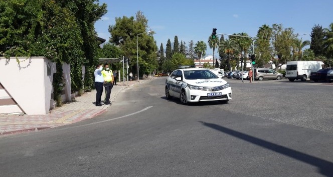 Kemer’de Deniz Caddesi tek şerit oldu