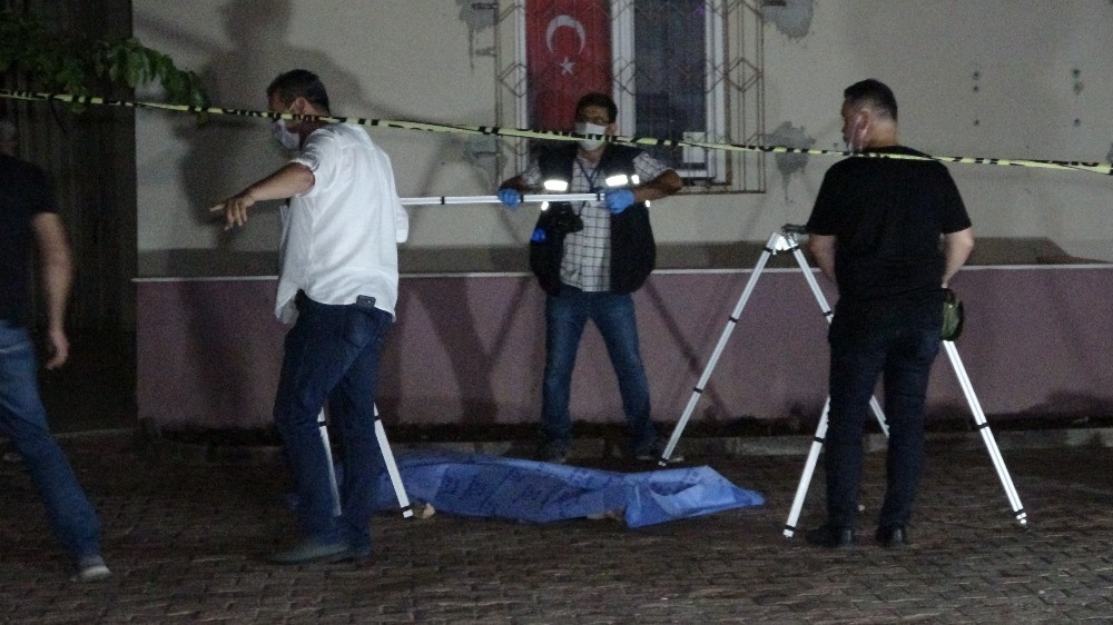 Antalya’da 5’inci kattan düşen kadın hayatını kaybetti