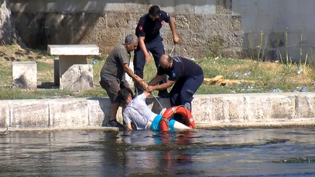 Kanala düşen genç, itfaiyenin can simidine tutunarak kurtuldu