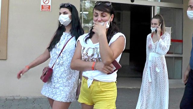 Otelde Rus turistleri “Maske takın” diyerek uyaran hemşire, yüzüne terlik yedi