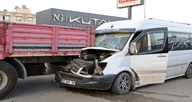 Antalya’da personel servisi tıra çarptı: 12 yaralı