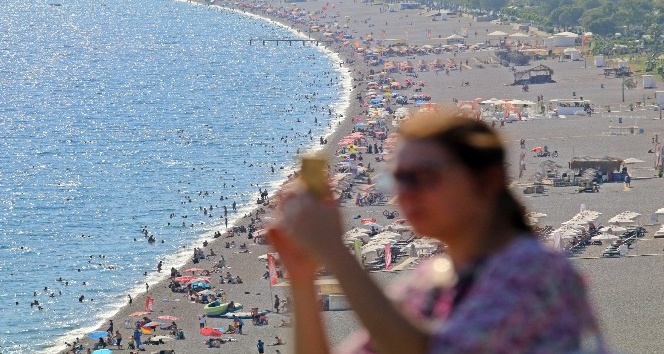 Antalya’da Ekim ayında termometreler 37 dereceyi gösterdi, tatilciler sahillere akın etti