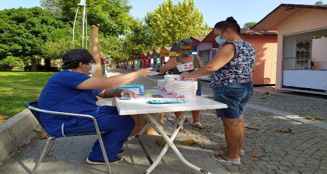 Kemer Belediyesi sokak hayvanları için mama kabı dağıttı