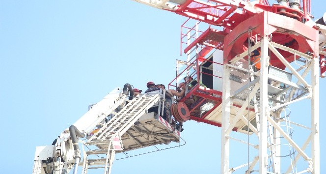 AÜ Kampüsünde 45 metrelik kule vinçte mahsur kalan operatöre kurtarma operasyonu
