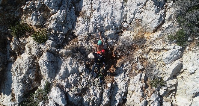Kayalıklardan düşen turiste 6 saatlik nefes kesen kurtarma operasyonu
