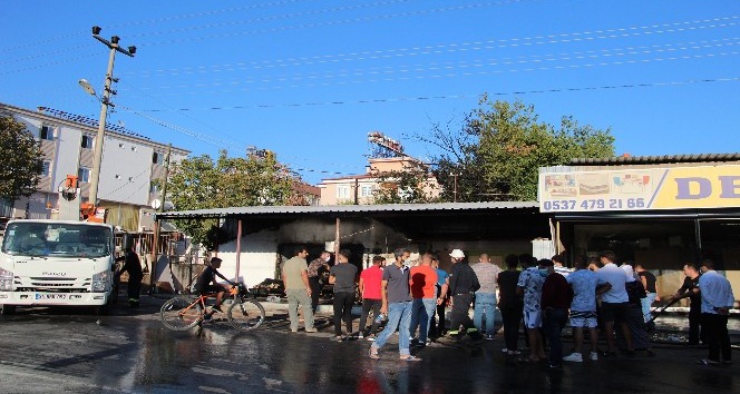 Antalya’da mobilya deposunda yangın
