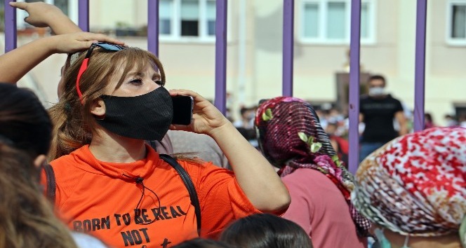 Antalya’da okul önünde velilerin ‘yüz yüze eğitim’ yoğunluğu