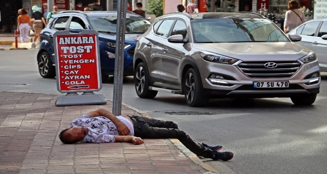 Esnaf sandalyesini sarhoş adam için uyarı levhası yaptı