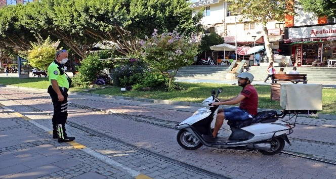 Tramvay yolu ve kaldırımı kestirme yol seçen motosiklet sürücülerini polis affetmedi