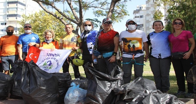 35 metrelik falezlerdeki çöpleri, gönüllü dağcılar topladı