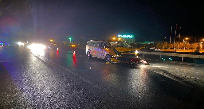 Manavgat’ta ticari taksiyle motosiklet çarpıştı: 2 yaralı