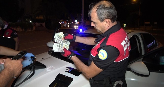 Antalya’da şüpheli araçtan sahte döviz ve uyuşturucu madde çıktı