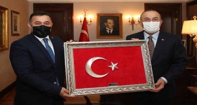 Başkan Yücel Bakan Çavuşoğlu’na projelerini anlattı