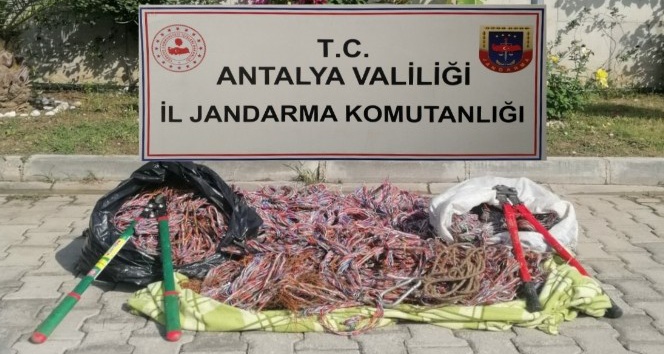 Antalya’da kablo hırsızlığı: 6 şüpheli yakalandı