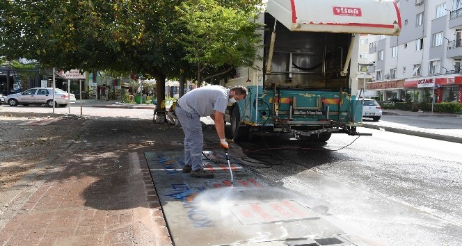 Konyaaltı’nda çöp konteynerleri dezenfekte edildi