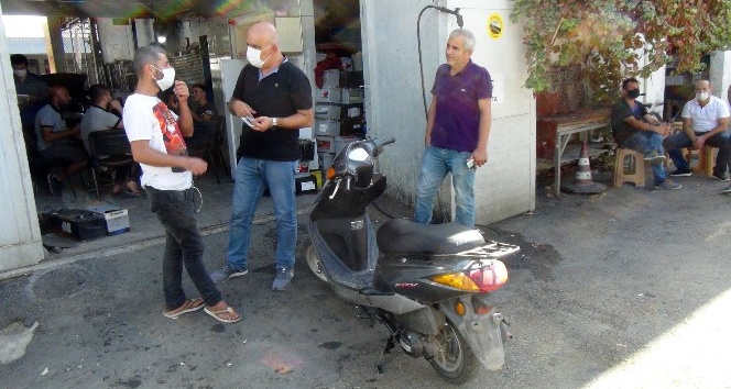 15 gün önce çalınan motosikletini arkasından koşarak polise yakalattı