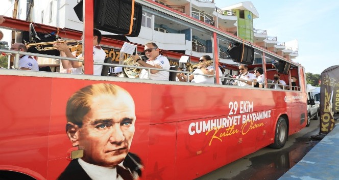 Mobil etkinlik otobüsü 29 Ekim coşkusunu caddelere taşıdı