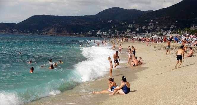 Alanya’da turistlerin kapalı havada dev dalgalı deniz keyfi