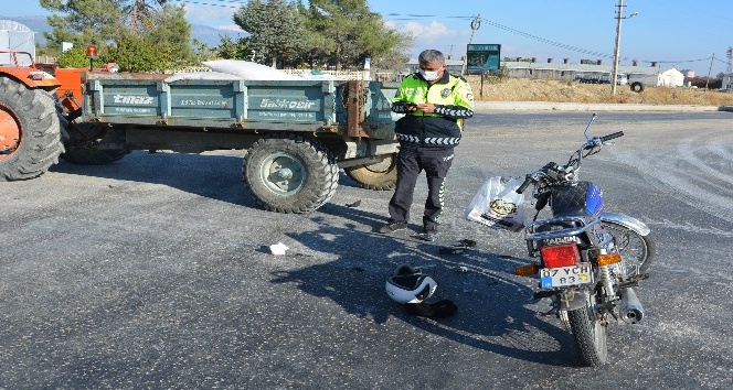 Motosiklet, akaryakıt istasyonundan ana yola çıkan traktöre çarptı:1 ölü