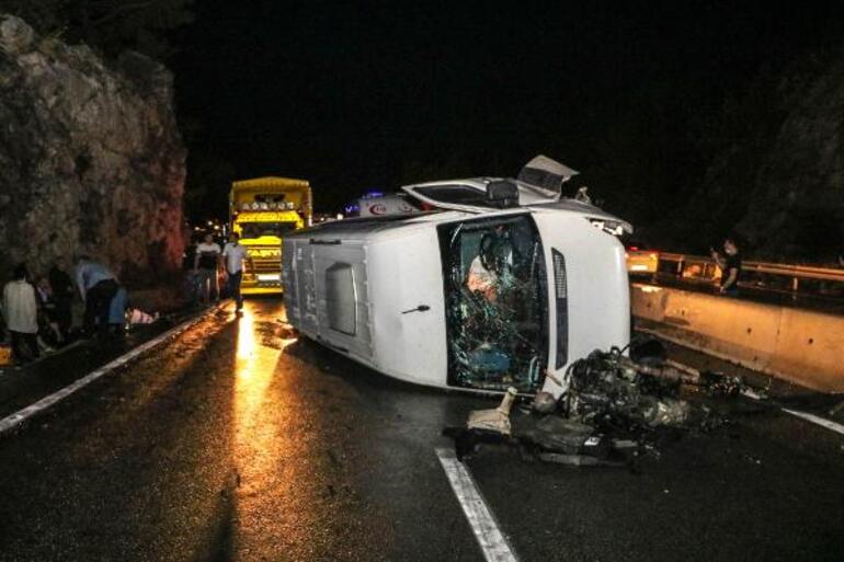 Antalya’da personel servisi devrildi: 8 yaralı