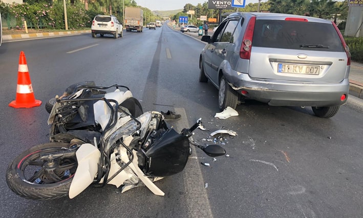 Duran otomobile arkadan çarpan motosiklet sürücüsü ağır yaralandı