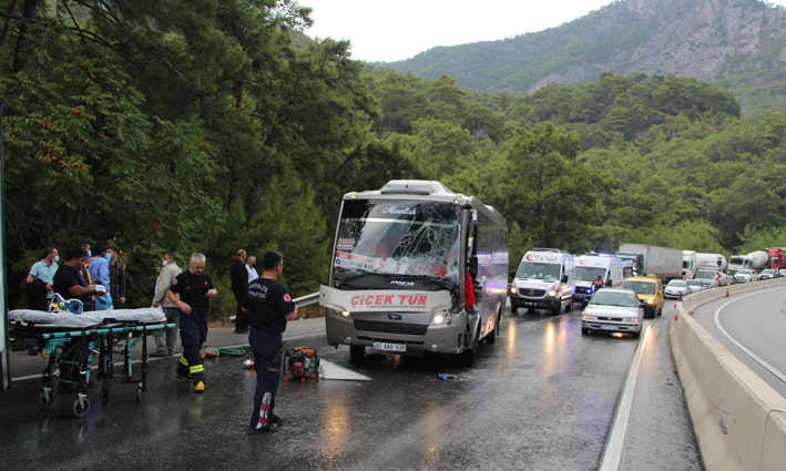 Antalya’da 6 araçlı zincirleme kaza:1’i ağır 6 yaralı