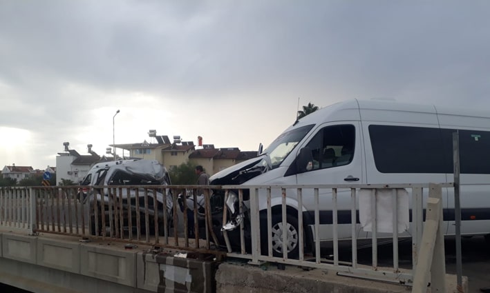 Antalya’da servis aracı ve otomobil çarpıştı: 1 yaralı