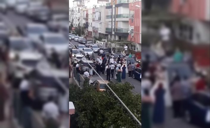 Antalya’da sokağa taşan maskeli sosyal mesafesiz düğün