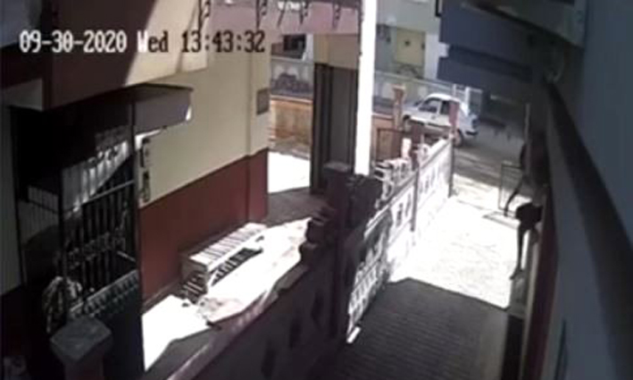 Genç kız pencereden atlayıp motosiklet hırsızlarını neye uğradığını şaşırttı