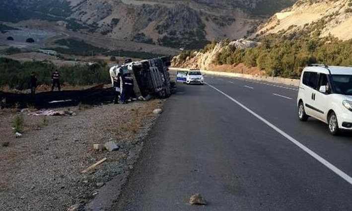 Kömür yüklü TIR devrildi