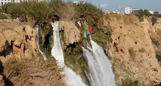 Antalya’da şelaleye Türkiye ve Azerbaycan bayrakları asıldı