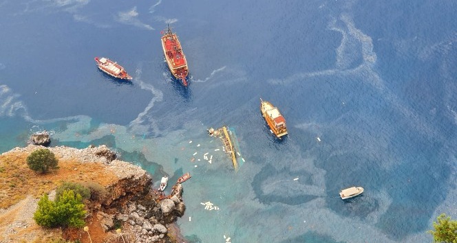 Alanya’da batan tur teknesinden 32 Rus turist sağ kurtarıldı