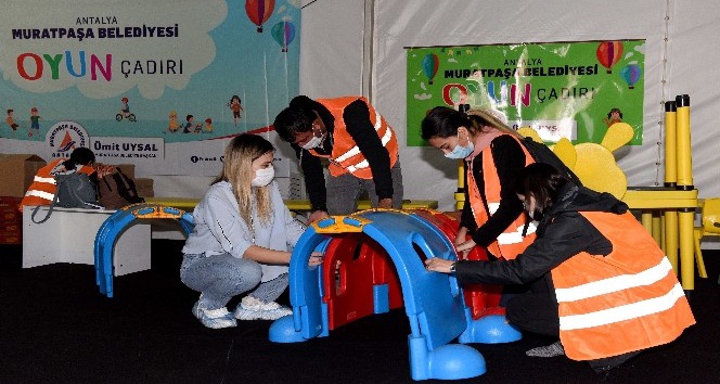 Muratpaşa Belediyesi, İzmir’deki çadır kentte kreş ve oyun evi kurdu