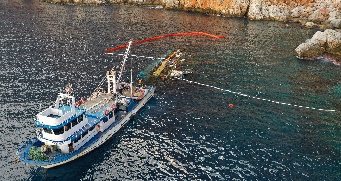 Alanya’da alabora olan teknenin enkazı temizlendi