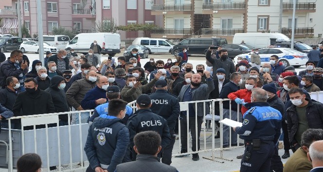 Pazarcı esnafı kura çekimine katılmayınca kuraları belediye ekipleri çekti