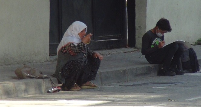 Okul önünde alkol alan kadın kameralara yakalandı