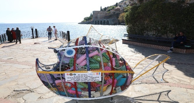 Denizden çıkartılan atıklarla balık heykeli yapıldı