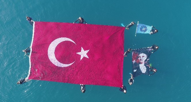 Antalya’da öğrenciler Ata’yı denizde açtıkları 54 metrekarelik bayrakla andı