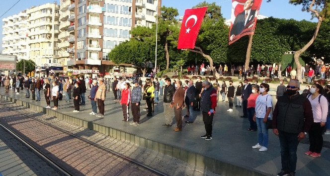 Antalya’da sosyal mesafeli 10 Kasım töreni