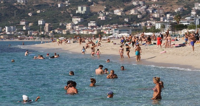 Antalya’da deniz keyfi devam ediyor