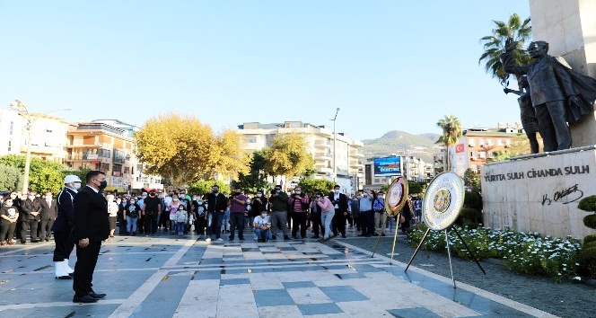 Atatürk Alanya’da saygı duruşu, şiir ve türkülerle anıldı