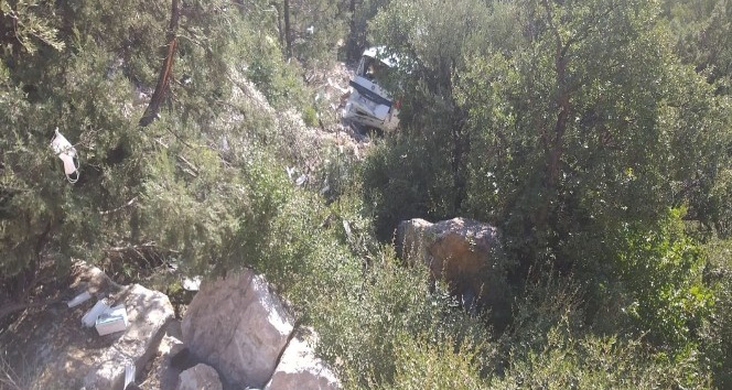 Antalya’da uçuruma yuvarlanan kamyonet sürücüsü yaşamını yitirdi